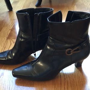 Anne Klein flex black boots w buckle
